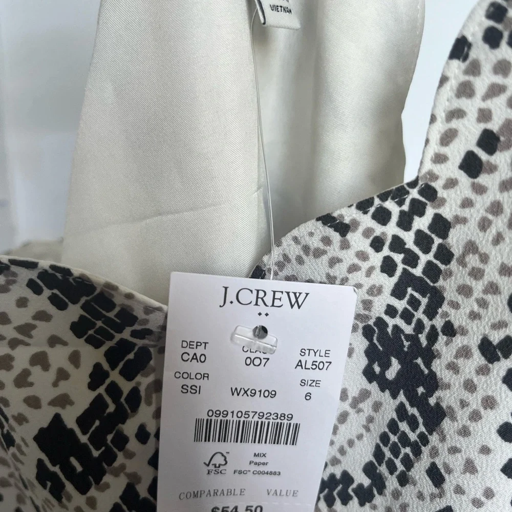 Scalloped Crepe Cami - Picture 2 of 4